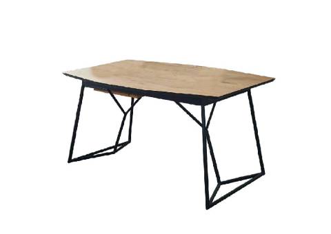 Loftowy stół z metalowymi nogami