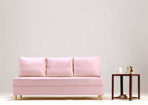 Mała skandynawska sofa w kolorze różowym