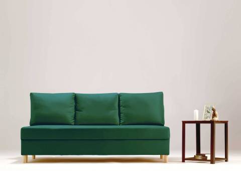 Mała skandynawska sofa w kolorze zielonym