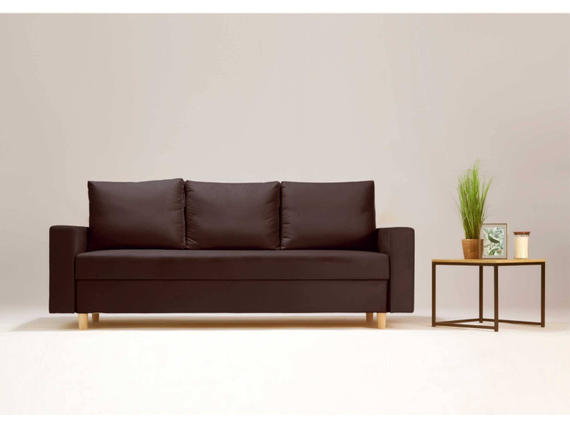 Brązowa sofa w tylu skandynawskim