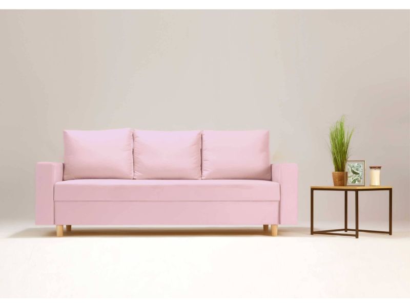 Różowa sofa na drewnianych nogach