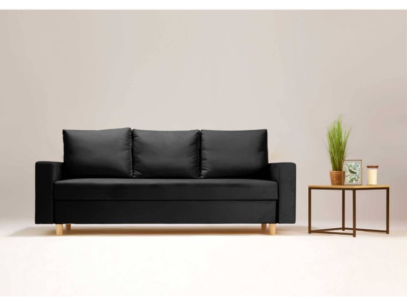 Czarna sofa na drewnianych nogach
