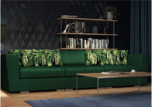 Butelkowozielona sofa modułowa z poduszkami w liście monstery przy ciemnej pikowanej ścianie