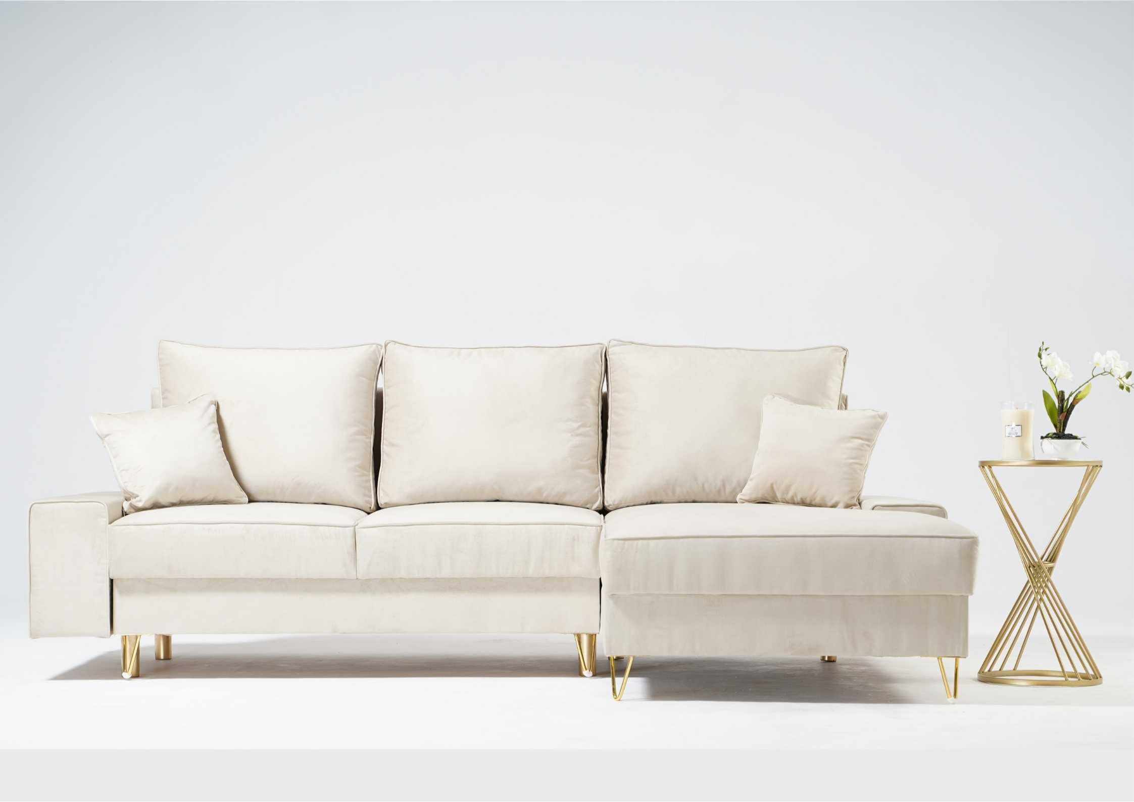 Beżowy narożnik na złotych nogach