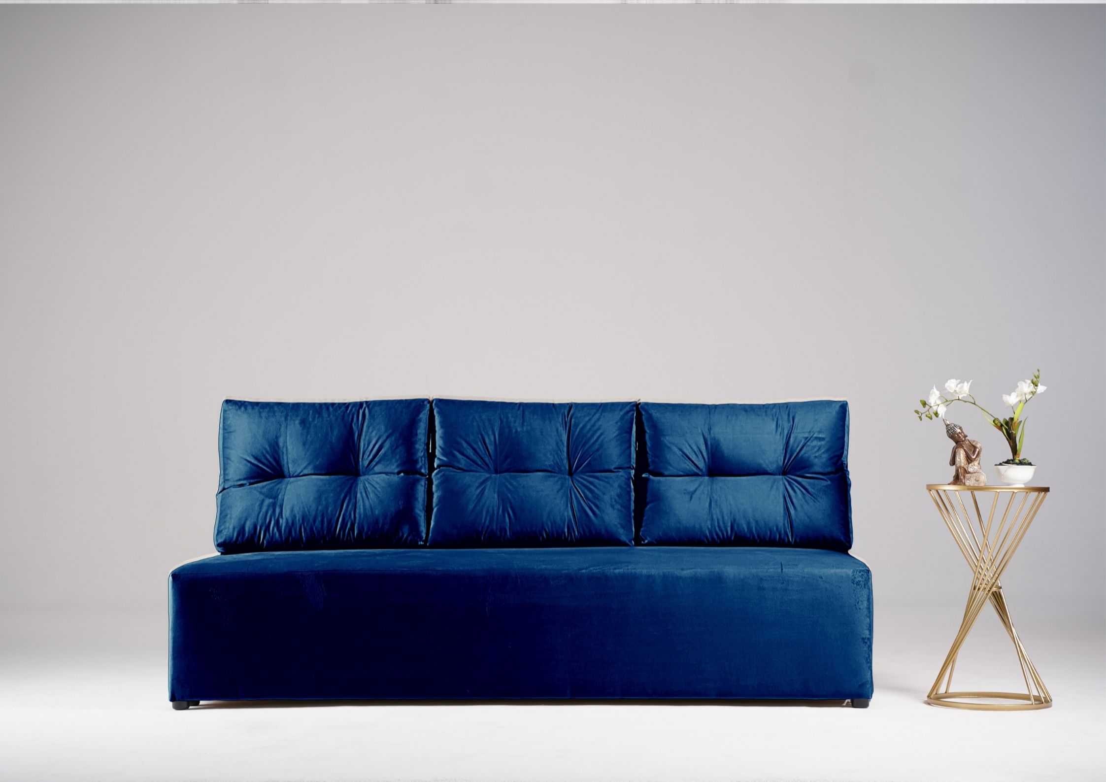 Granatowa sofa z pikowanymi poduszkami Granatowa sofa z pikowanymi poduszkami