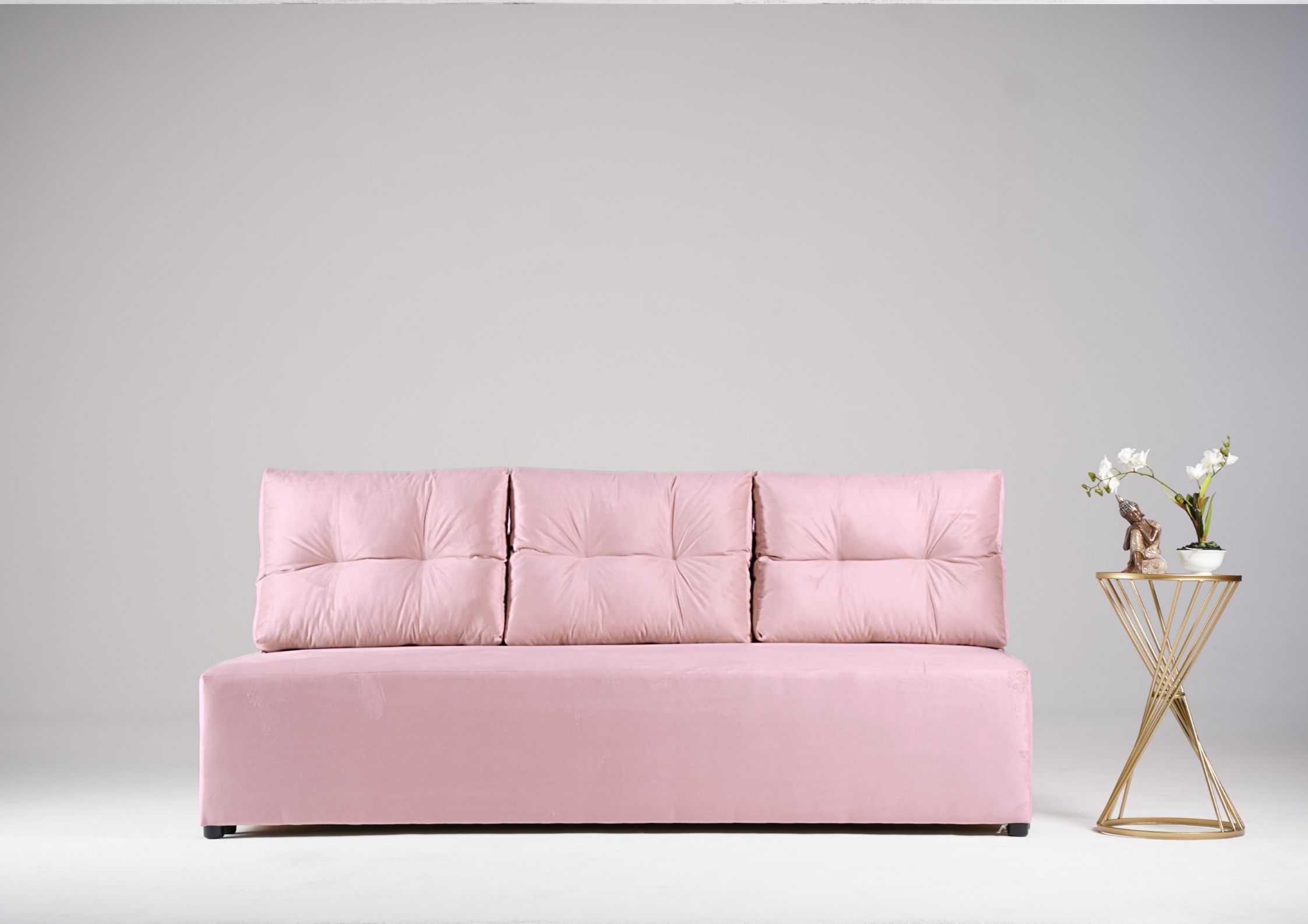 Różowa sofa z pikowanymi poduszkami Różowa sofa z pikowanymi poduszkami