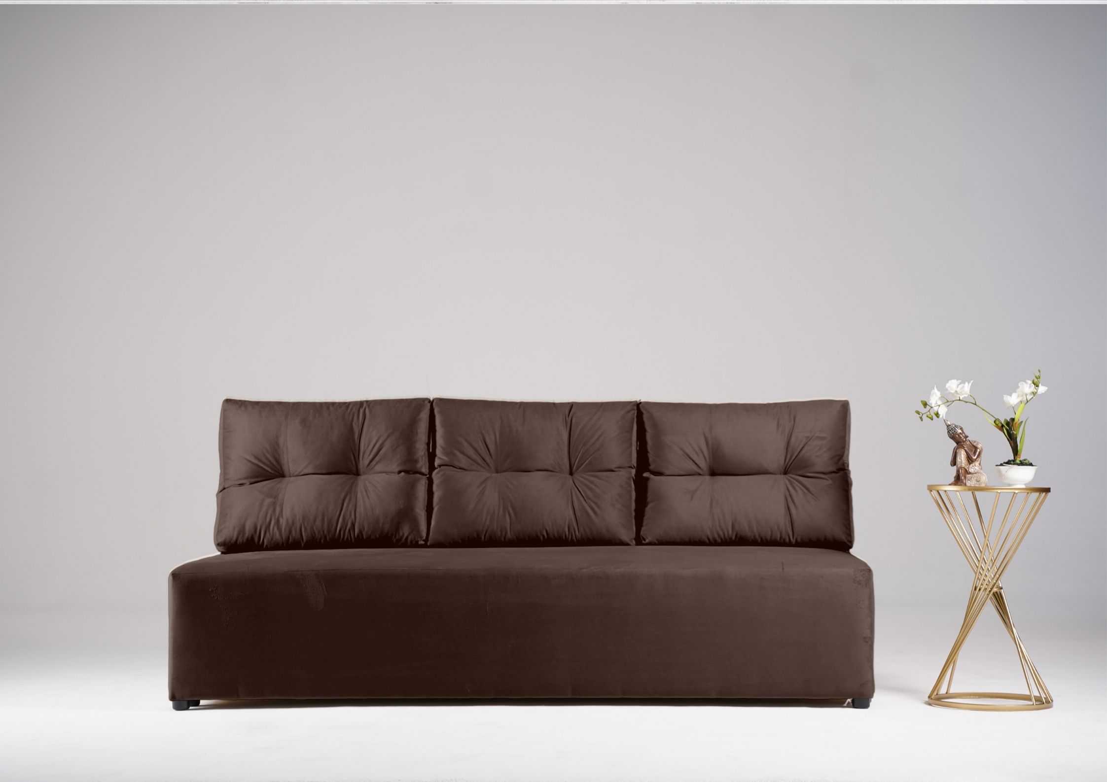 Brązowa sofa z pikowanymi poduszkami Brązowa sofa z pikowanymi poduszkami
