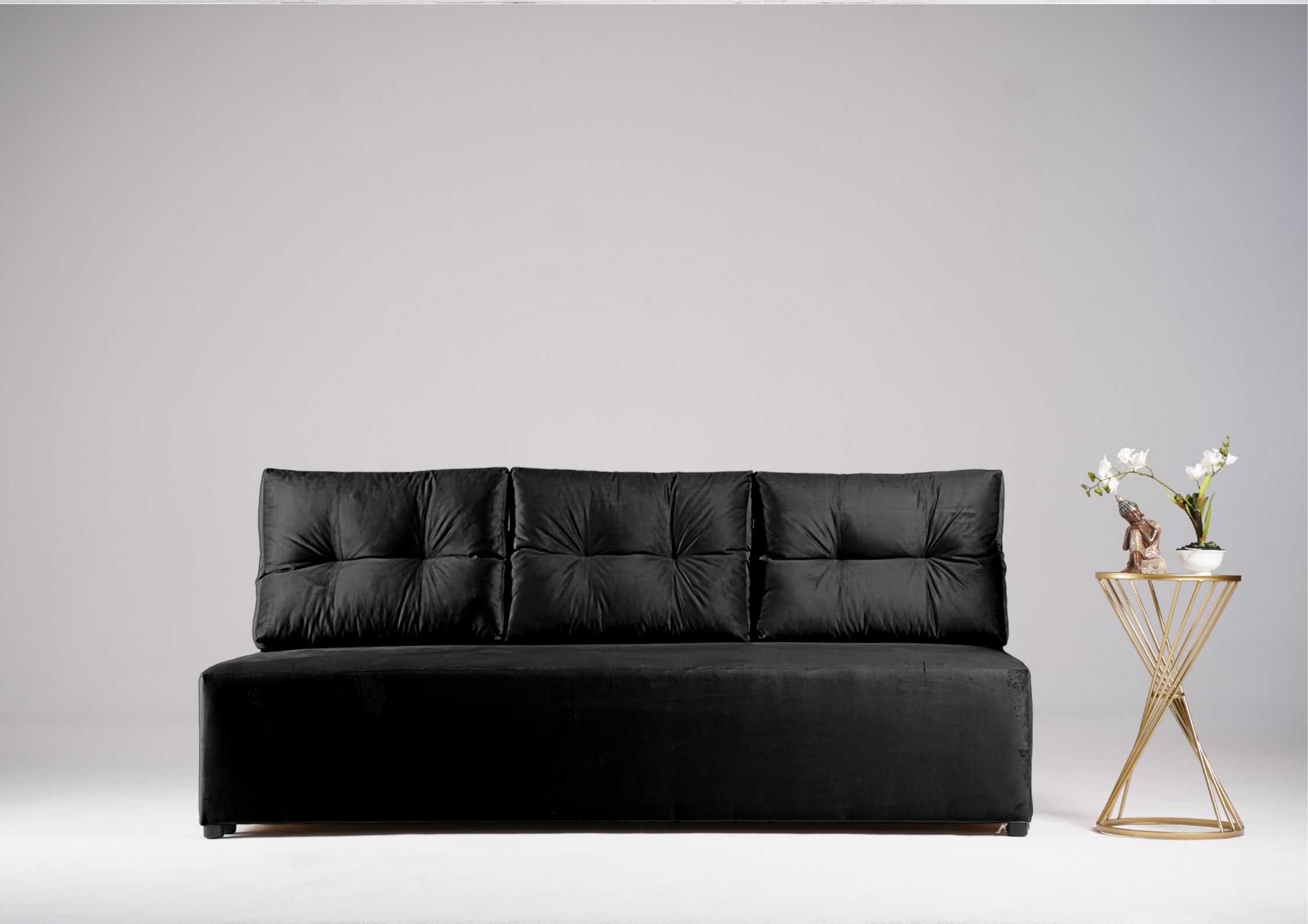 Czarna sofa z pikowanymi poduszkami Czarna sofa z pikowanymi poduszkami