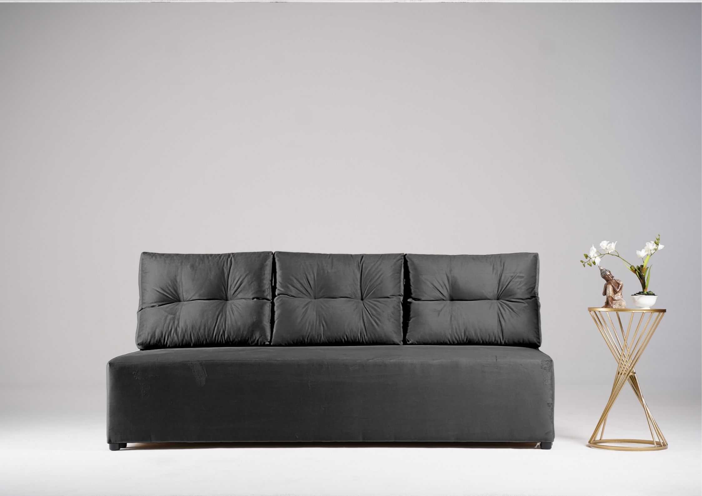 Grafitowa sofa z pikowanymi poduszkami Grafitowa sofa z pikowanymi poduszkami