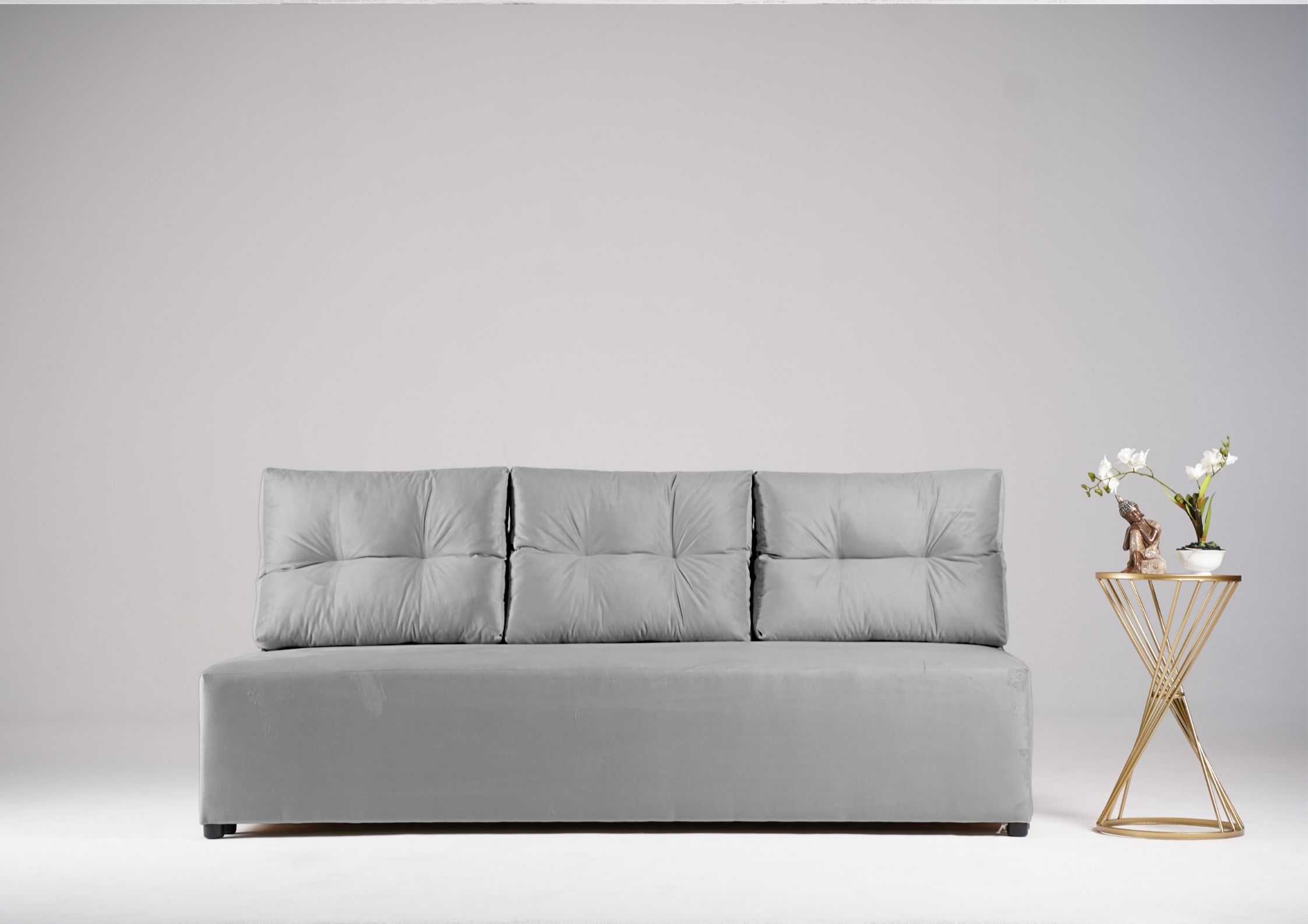 Szara sofa z pikowanymi poduszkami Szara sofa z pikowanymi poduszkami