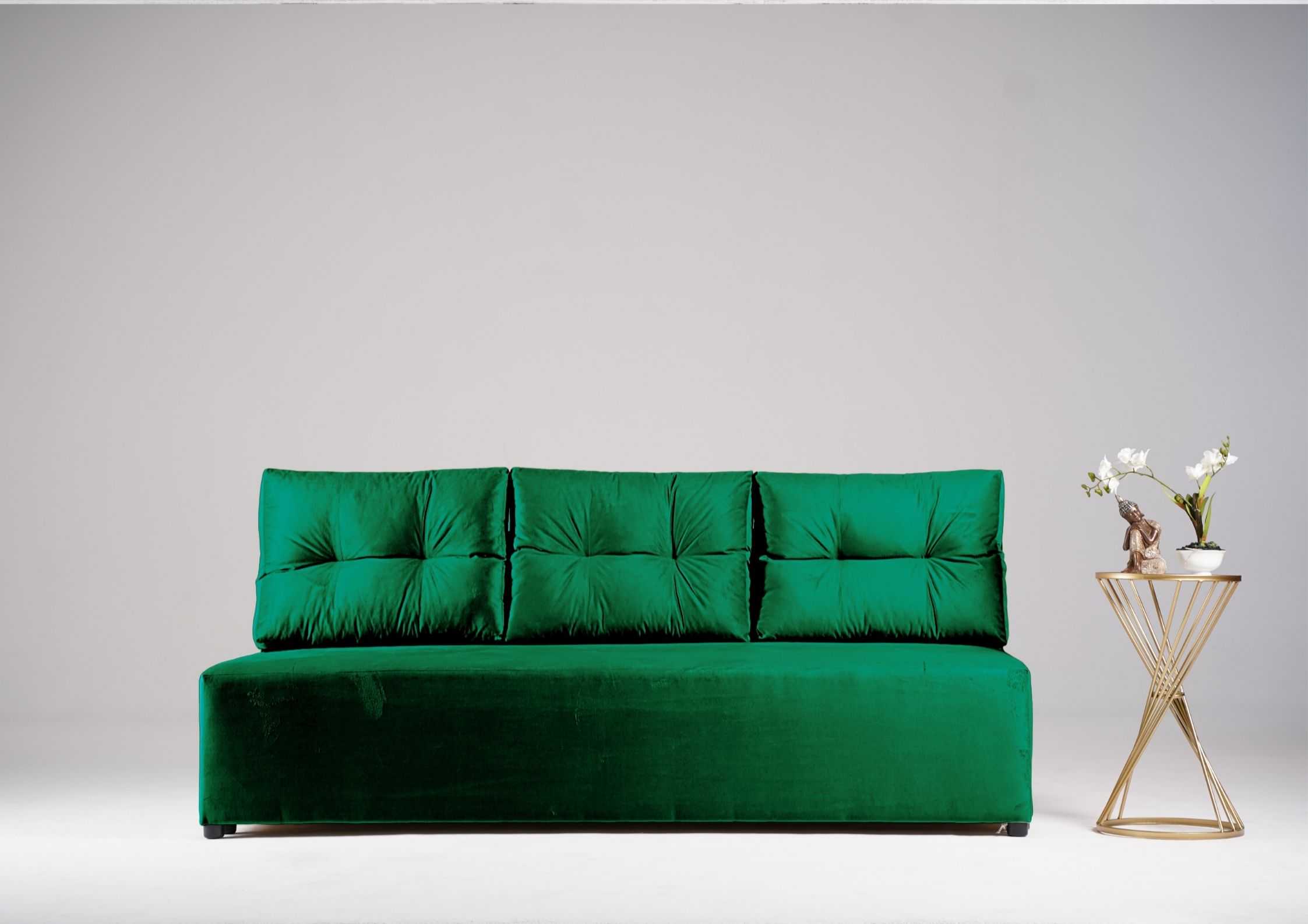 Zielona sofa z pikowanymi poduszkami Zielona sofa z pikowanymi poduszkami
